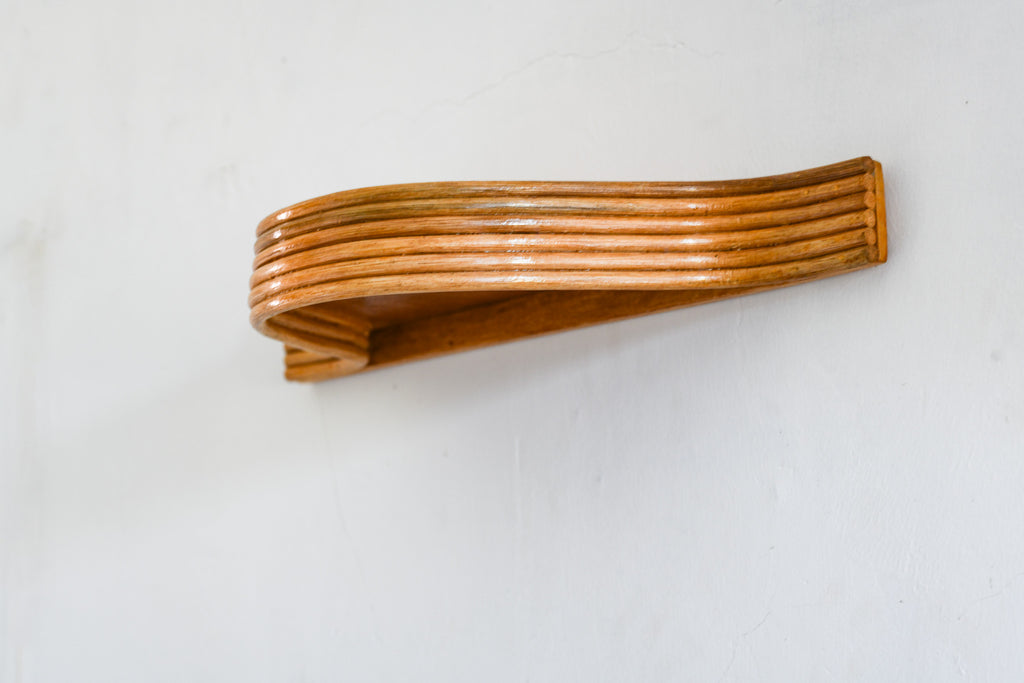 Gebogenes Rattan-Wandregal