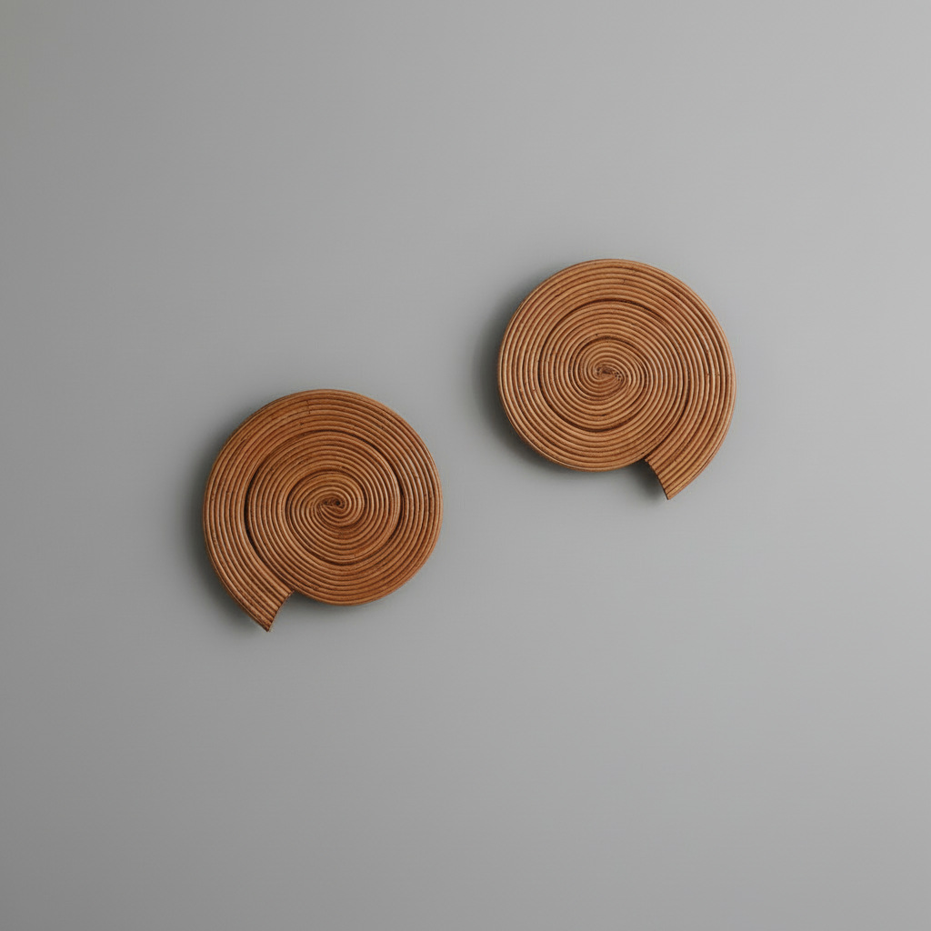 Rattan sea shell wall sconce on grey background – Rattanology